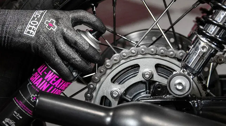 Lee más sobre el artículo ¿Por qué el lubricante de cadena Muc-Off All-Weather es un imprescindible en tu moto aventura?